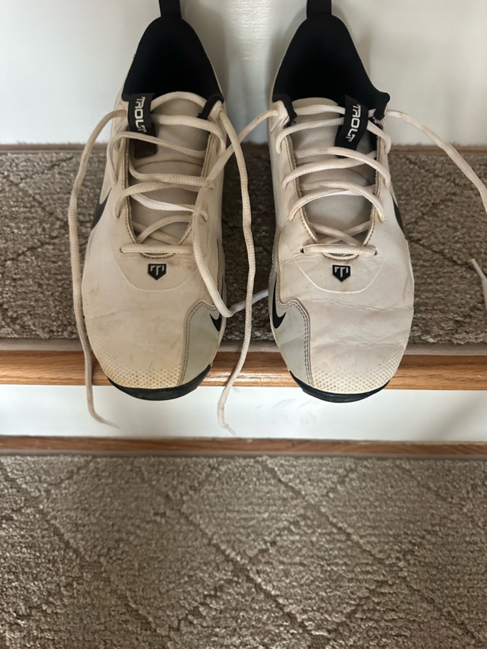 Nike Cream & Black Low-Profile Athletic Sneakers